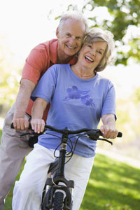 Senioren auf Elektro-Bike